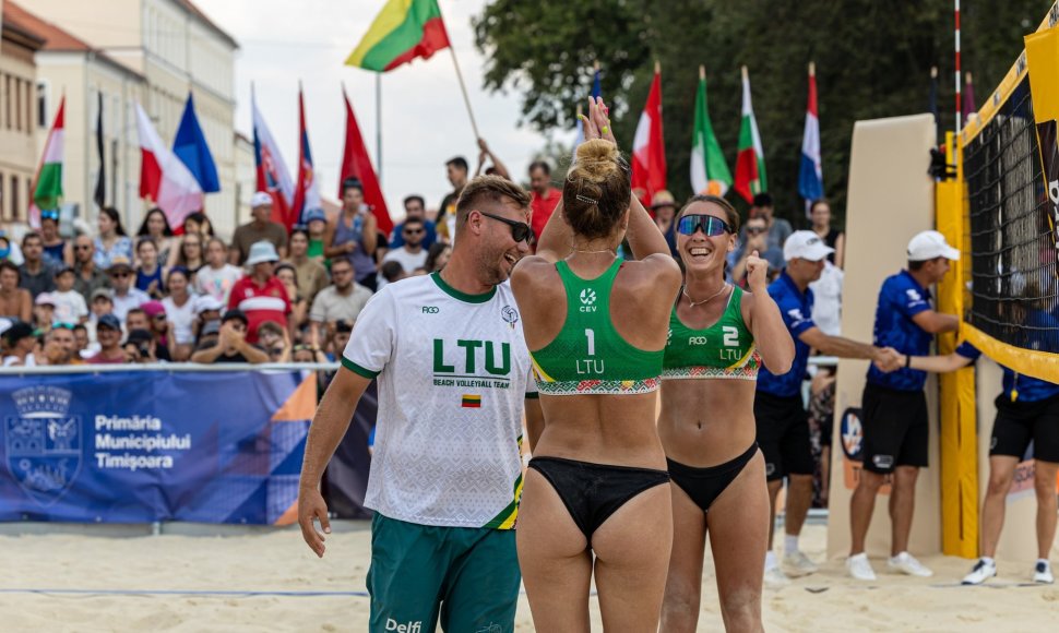 Lietuvos paplūdimio tinklininkės Ariana Rudkovskaja ir Danielė Kvedaraitė Rumunijoje tapo Europos jaunimo (iki 22 metų) čempionėmis. Šalia – jų treneris Paulius Matulis.