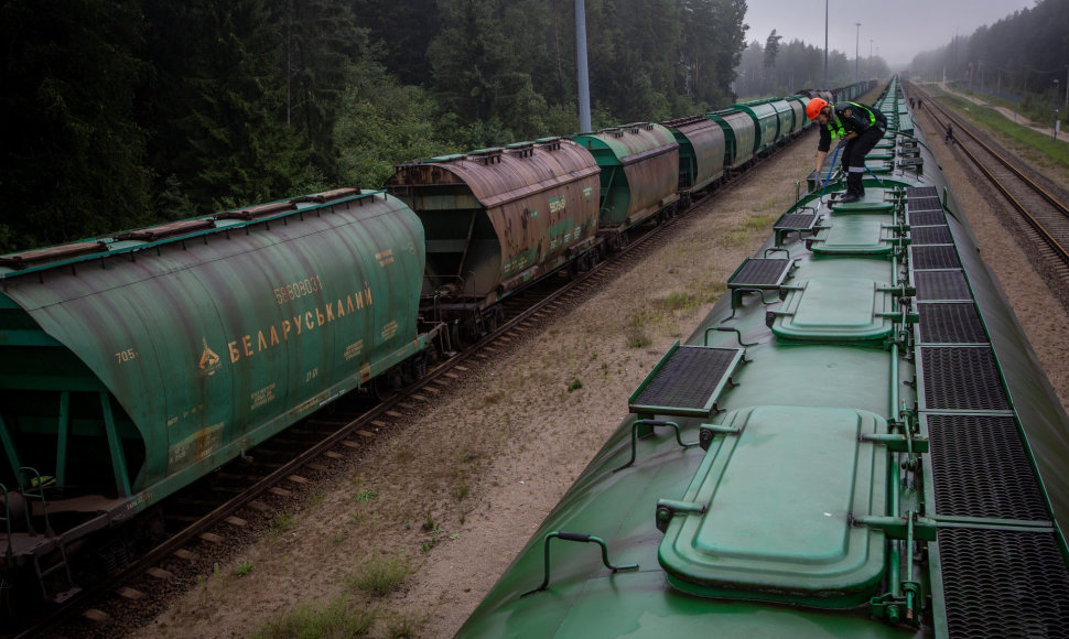 „Belaruskalij“ vagonų sąstatas su trąšų kroviniu Stasylų (Šalčininkų r.) geležinkelio stotyje  