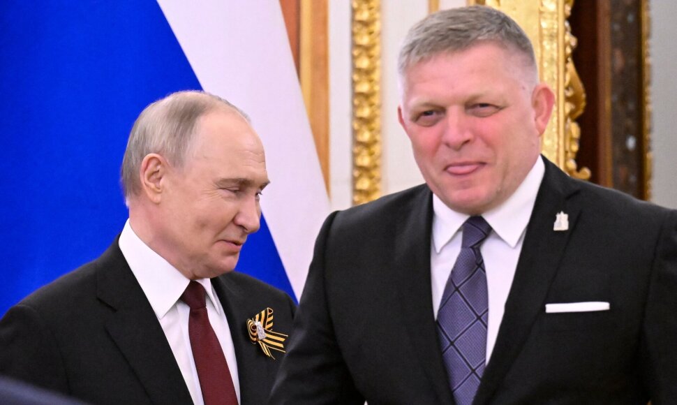 Vladimiras Putinas ir Robertas Fico / ALEXANDER NEMENOV / AFP