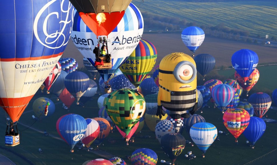 Maždaug šimtas oro balionų siekia rekordo skriedami per Lamanšo sąsiaurį