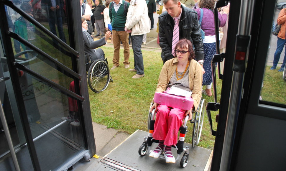 Viešojo transporto vairuotojai pasijuto neįgaliųjų kailyje 