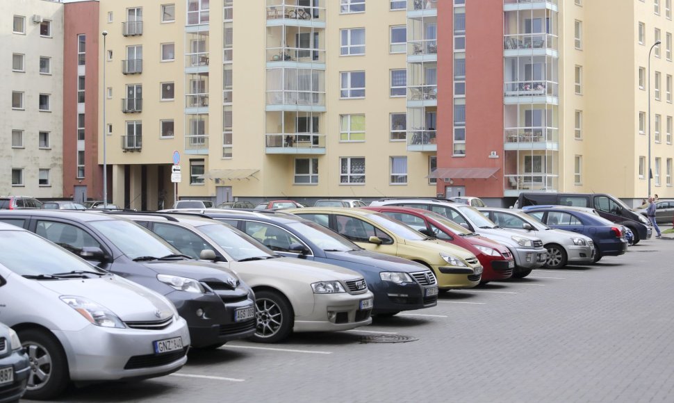 Daugiabučio automobilių stovėjimo aikštelė