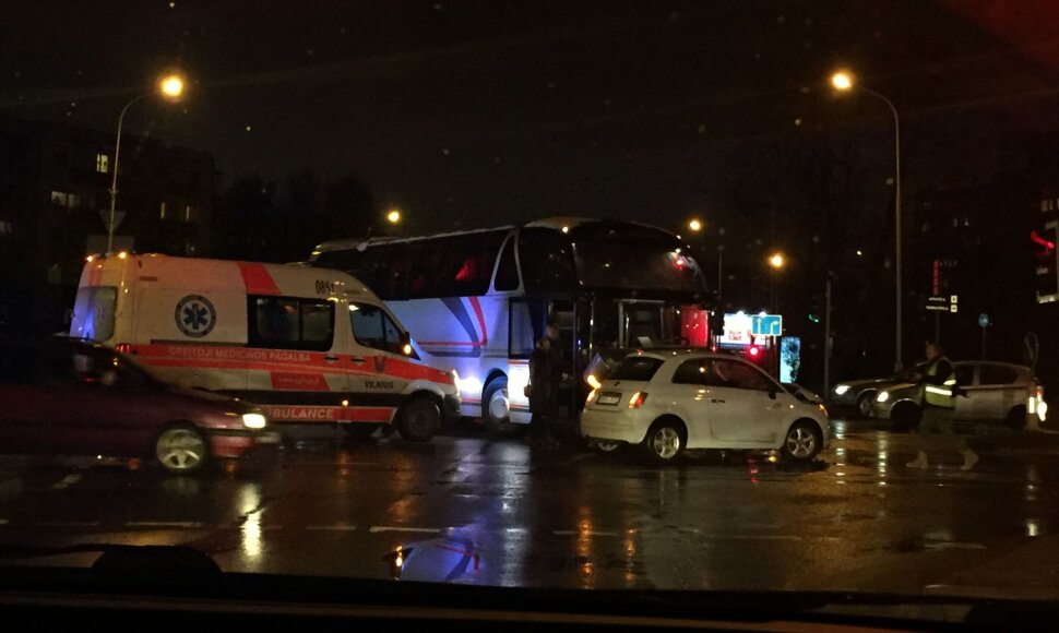 Autobuso ir lengvojo automobilio avarija