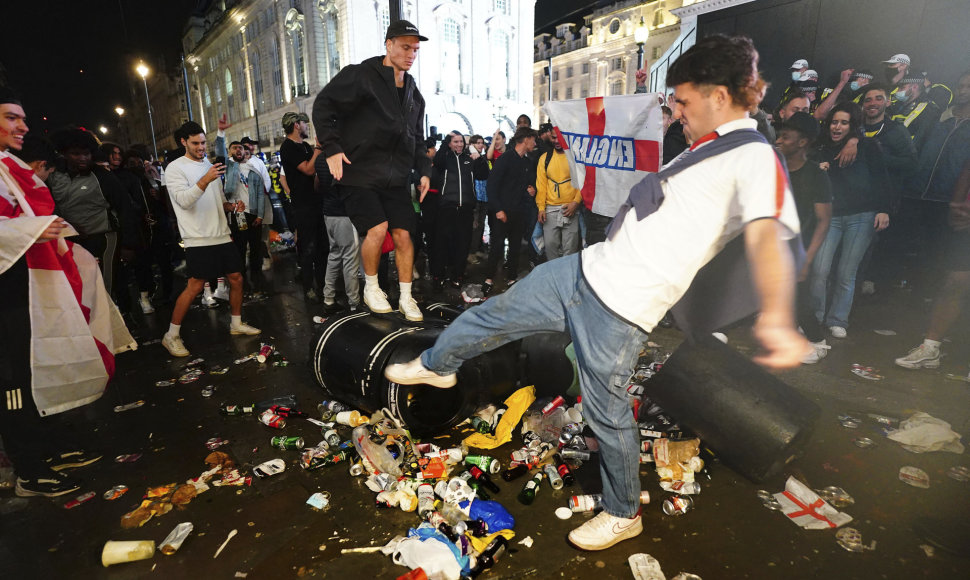 Anglijos sirgaliai siaučia po pralaimėto Europos čempionato finalo Londone.