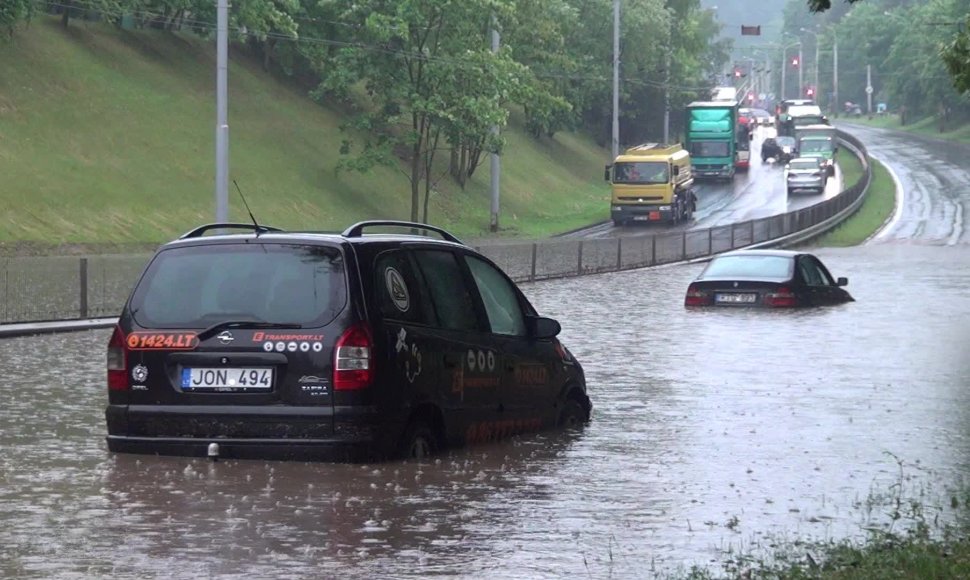 sitpri-liutis-uztvinde-vilniaus-gatves-skendo-automobiliai-sutriko-eismas