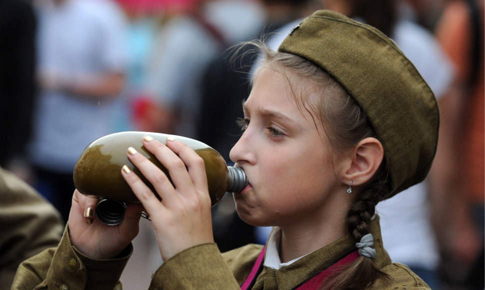 Vaikas su sovietine uniforma