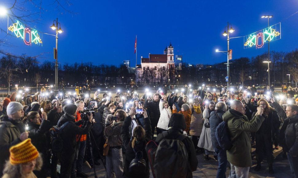 Žmonės rinkosi prie KGB muziejaus pagerbti Aleksejaus Navalno