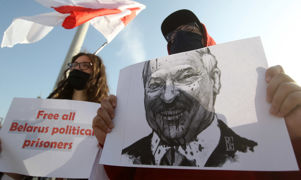Protestuotojai Kijeve laiko Aliakandro Lukašenkos atvaizdą