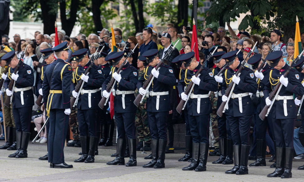 Iškilminga vėliavų pakėlimo ceremonija S. Daukanto aikštėje