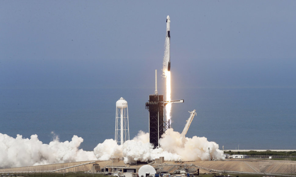 JAV bendrovės „SpaceX“ erdvėlaivio „Crew Dragon“ startas