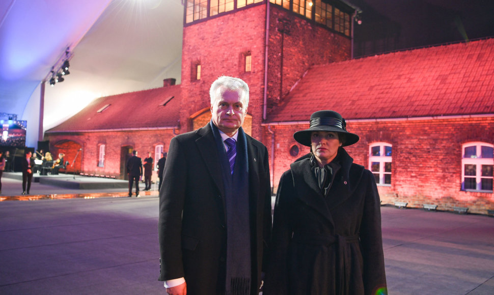 Gitanas Nausėda ir Diana Nausėdienė Aušvico koncentracijos stovyklos vietoje