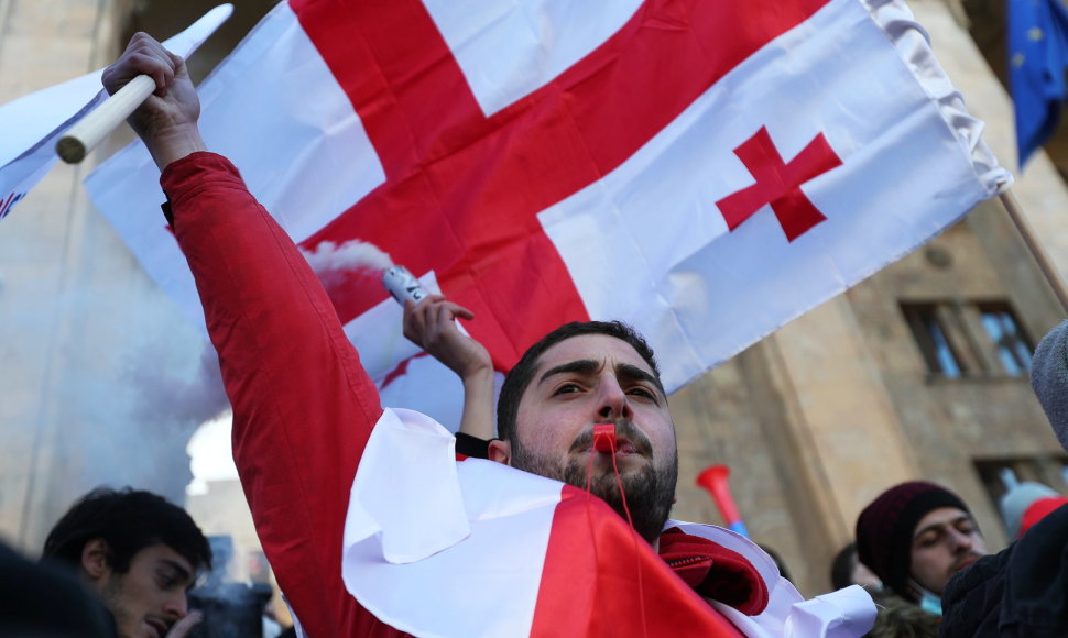 Sakartvele po opozicijos lyderio arešto protestuoja tūkstančiai žmonių