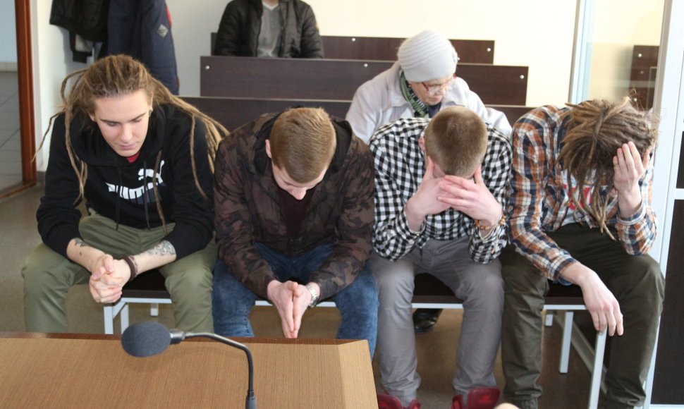 Keturi jaunuoliai, terlioję Klaipėdoje daugiabučius, mokyklas, įvairias įstaigas, išvengė teistumo.