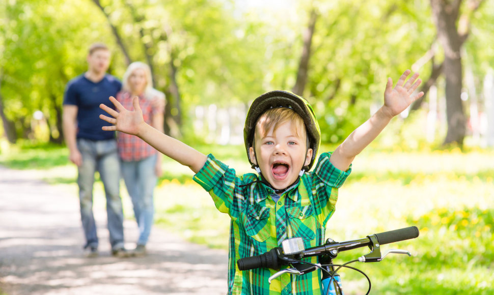 Savarankiškai važiuoti dviračiu pradėjęs vaikas turi jausti atsakomybę už savo veiksmus kelyje