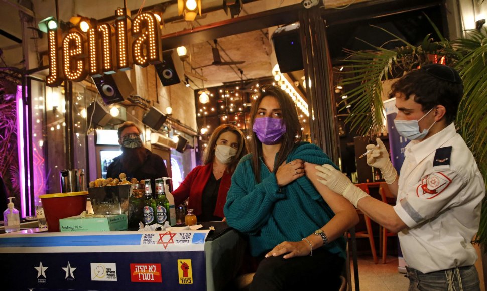 Izraelyje gyventojai skiepijami net baruose