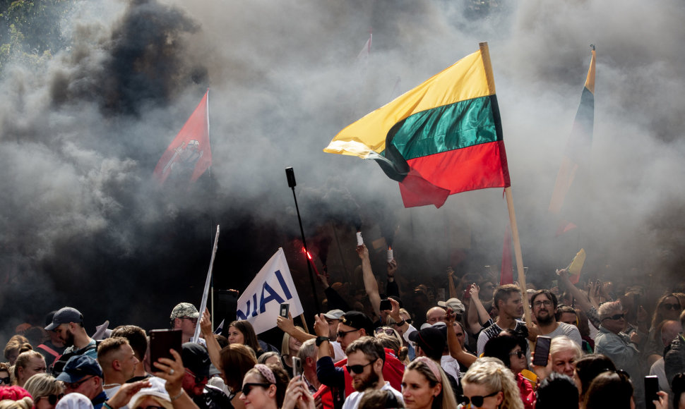 Prie Seimo vyksta protestas dėl planuojamo Vyriausybės ribojimų neturintiems Galimybių paso