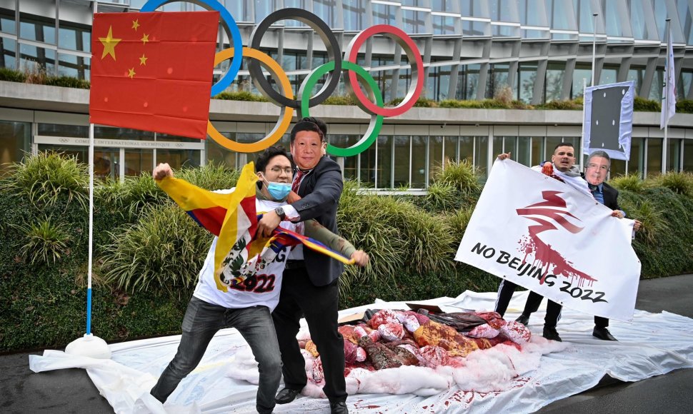 Iki Pekino olimpinių žaidynių likus metams, girdisi raginimai boikotuoti renginį. 