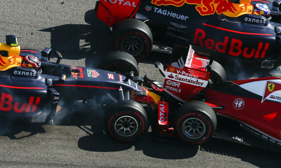 „Red Bull“ pilotas Daniilas Kvyatas taranavo Sebastieną Vettelį