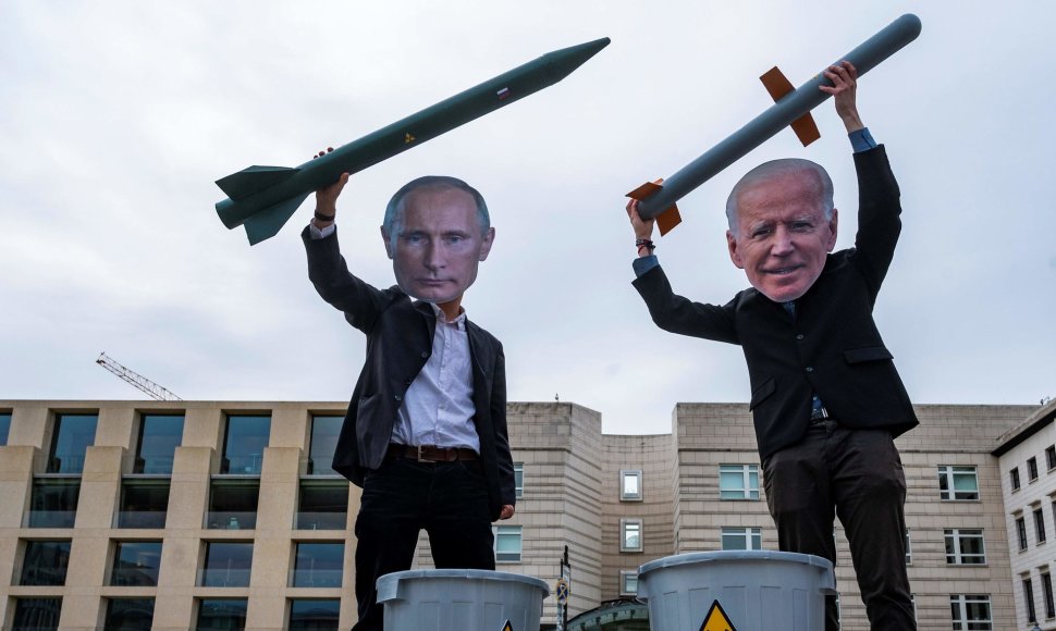 Vladimirą Putiną ir Joe Bideną vaizduojantys protestuotojai