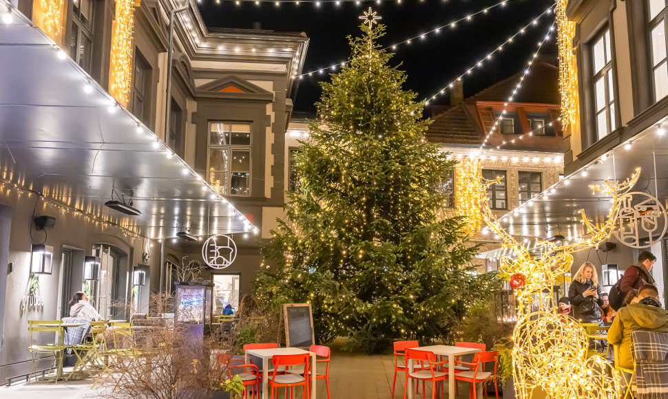 Vilniaus senamiestyje suspindo tūkstančiai kalėdinių švieselių