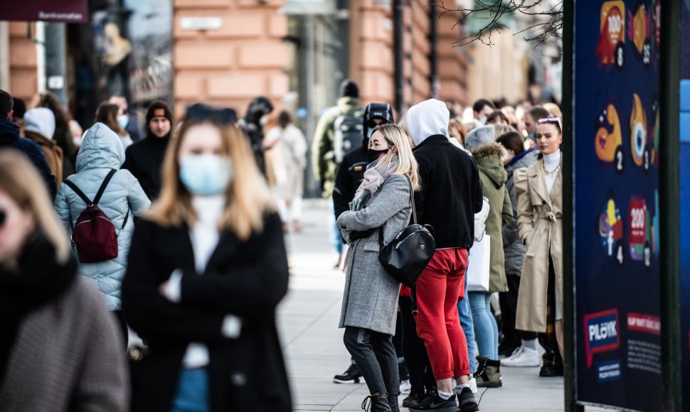 Eilės prie  prekybos centrų