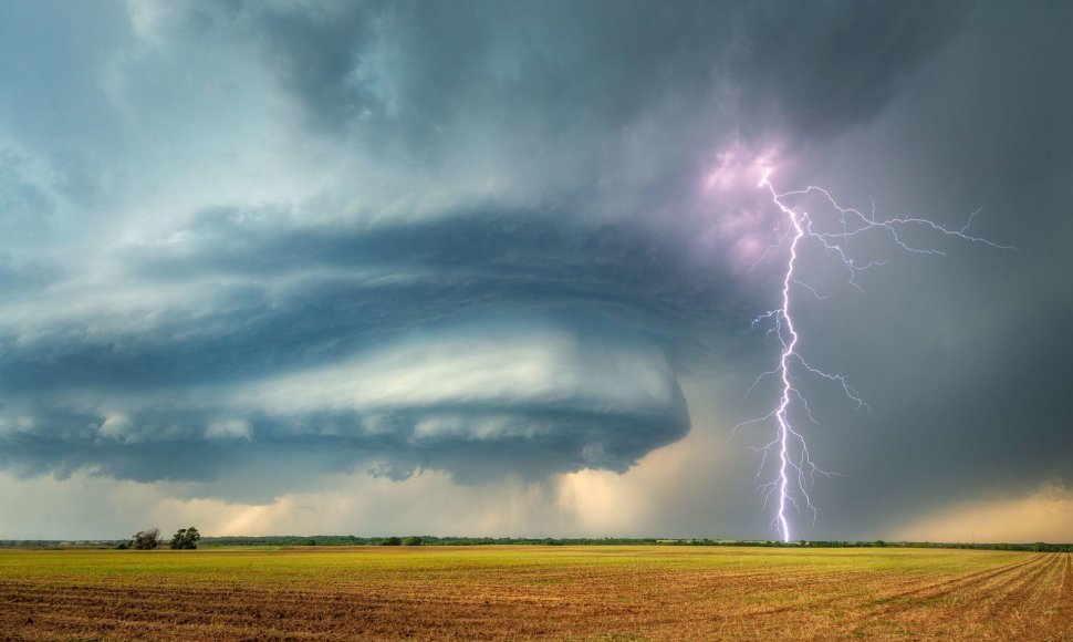 Fotografo Dennis Oswald daryta audros ir žaibo nuotrauka Oklahomoje