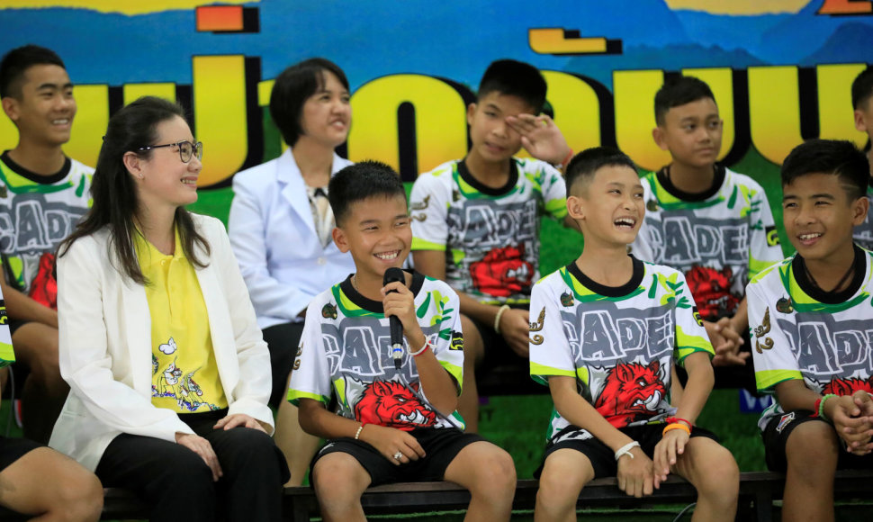 Iš urvo Tailande išgelbėtos vaikų futbolo komandos spaudos konferencija