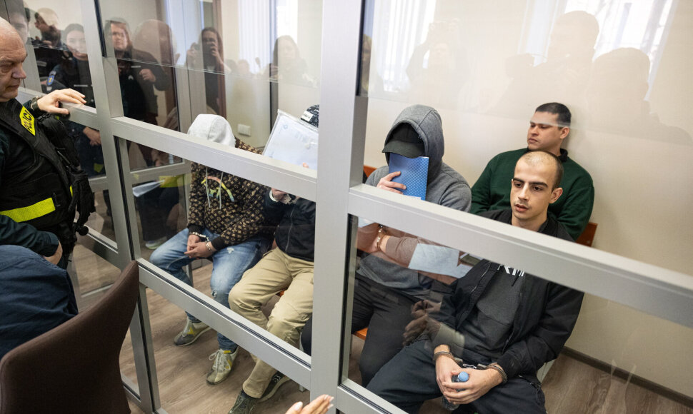 Lydint gausioms policijos pajėgoms &scaron;e&scaron;i terorizmu kaltinami užsieniečiai pristatyti į &Scaron;iaulių apygardos teismą / Gintarė Daknytė / BNS