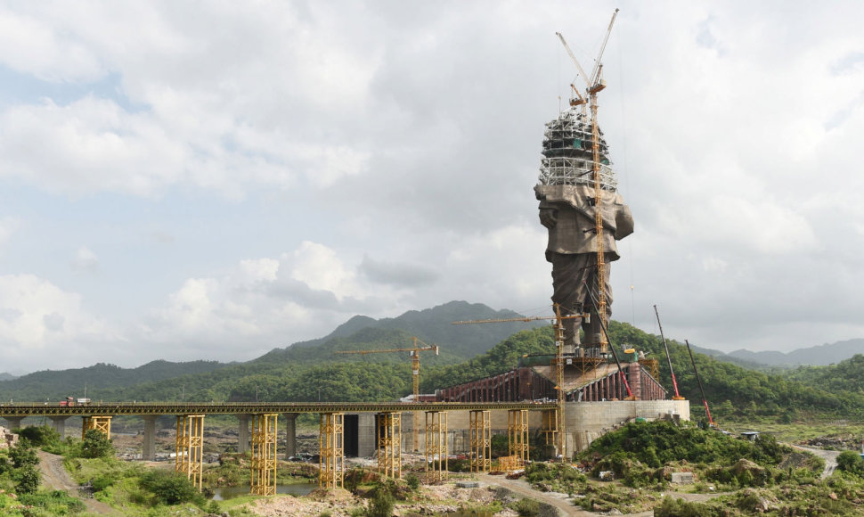 Indijoje kyla Vallabhbhai Patelį vaizduojanti 182 m aukščio statula