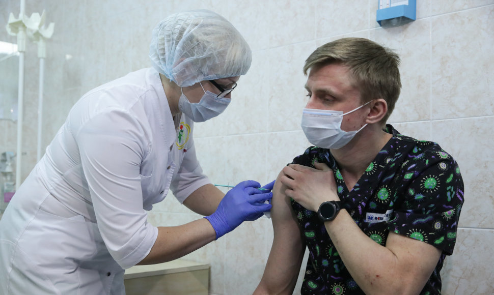 Vyras Novosibirske skiepijamas nuo koronaviruso