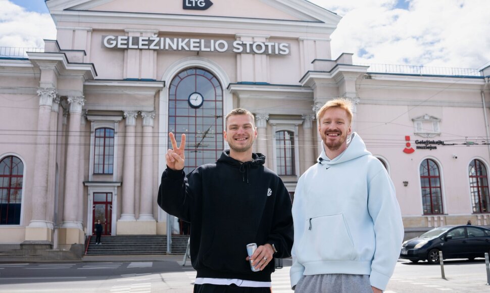 Komikas Markas Žukauskas ir profesionalus krepšininkas Domantas Šeškus penktadienio popietę susitiko ne sporto salėje ar arenoje, o Vilniaus geležinkelio stotyje