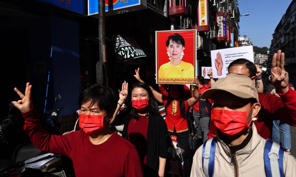 Protestai prieš perversmininkus Mianmare
