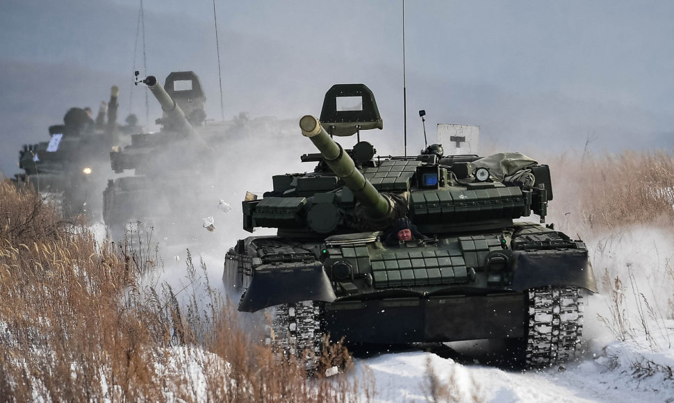 Tankų T-80 kolona pratybose Rusijoje