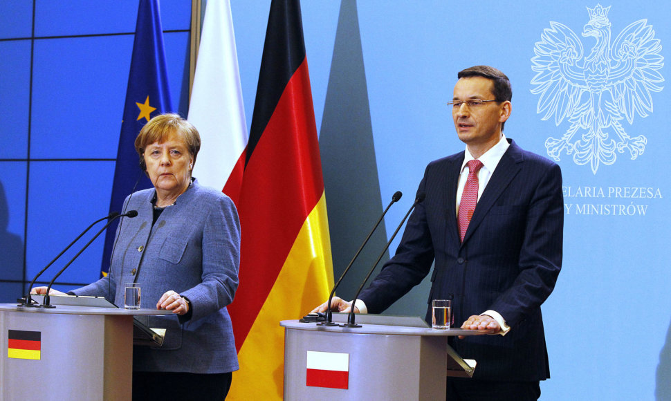 Angela Merkel ir Mateuszas Morawieckis