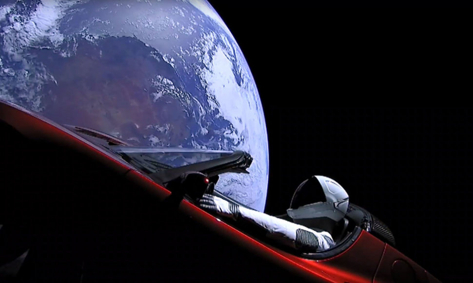 Manekenas Starmanas, pasodintas už „Tesla Roadster“ vairo, jau yra toliau už Marsą