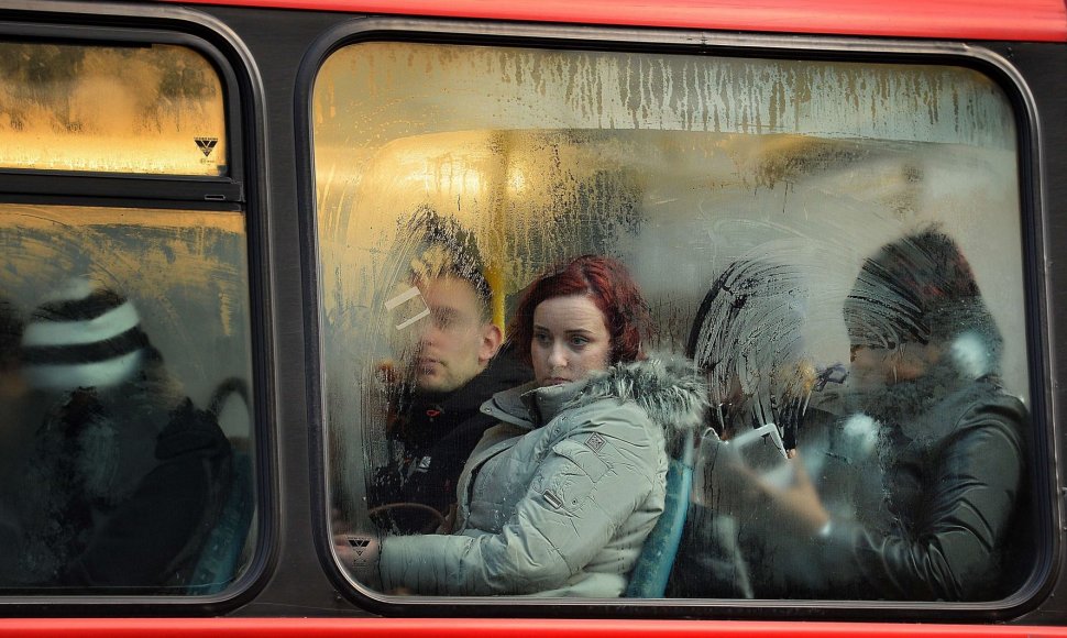 Keleiviai Londono autobuse