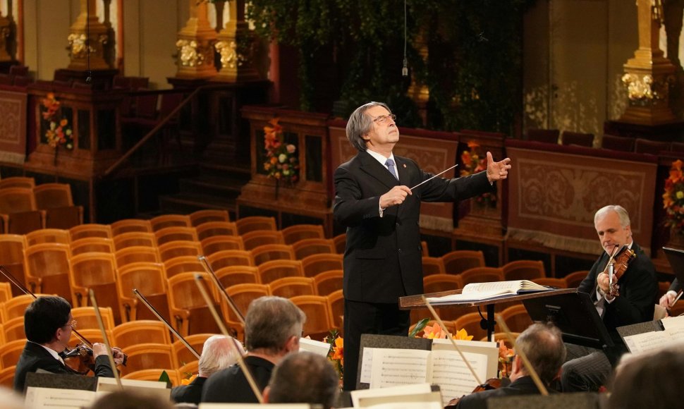 Riccardo Muti ir Vienos filharmoninis orkestras atlieka tradicinį naujametinį koncertą Vienoje