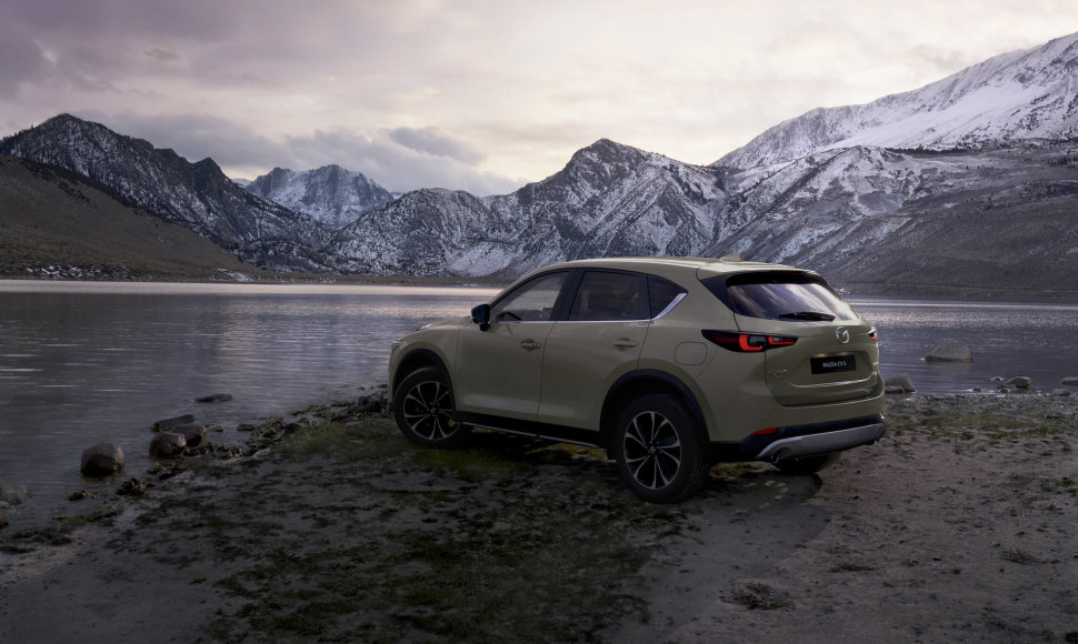 „Mazda“ atnaujino populiarųjį miesto visureigį CX-5