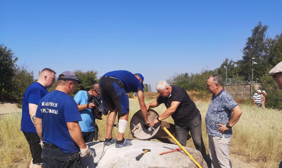 Klaipėdoje sumontuotas iš Odesos gautas paminklas „Inkaras-širdis“.