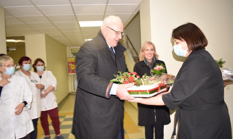 Živiliė Pinskuvienė ir Jonas Pinskus sveikina medicinos darbuotojus