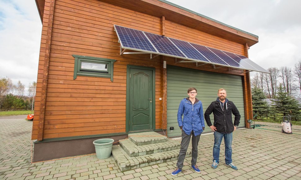 Prietaiso kūrėjai - UAB ,,Saulės grąža\" vadovai, Tomas Šimanauskas ir Žydrūnas Zalieckas, prie Vilniaus raj. nuosavame name įrengtų saulės baterijų su ,,Nectar Sun” sistema.
