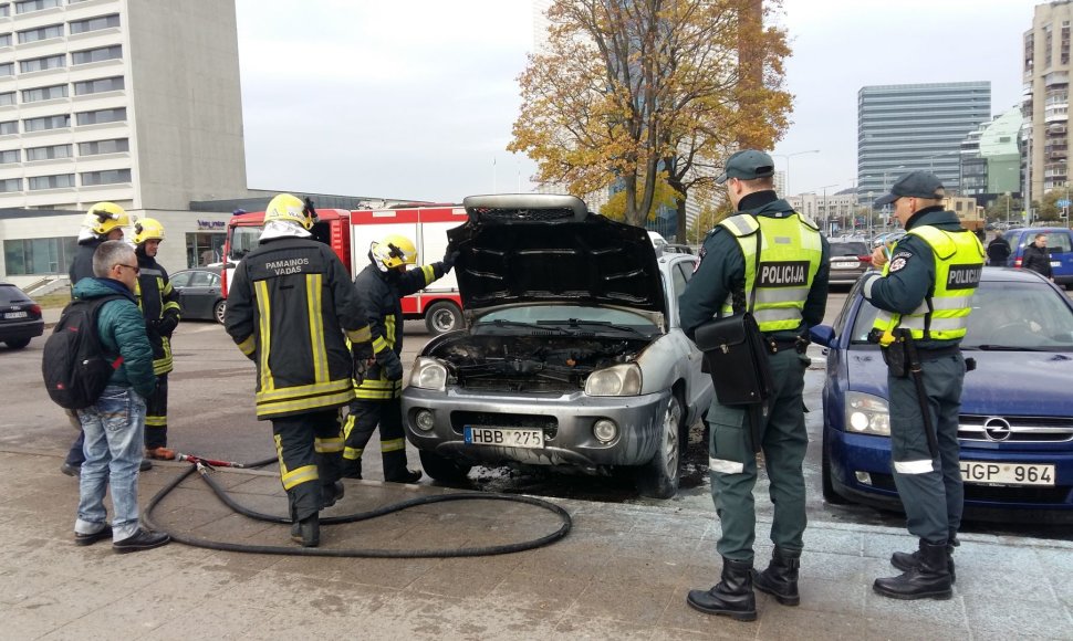 Vilniuje užsidegė „Hyunday“ automobilis