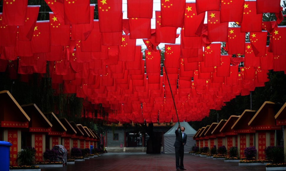 Vyras taiso Kinijos vėliavą prieš nacionalinę šventę