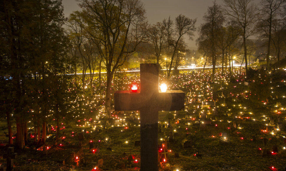 Rasų kapinėse Vėlinių žvakių &scaron;viesa traukia smalsuolius