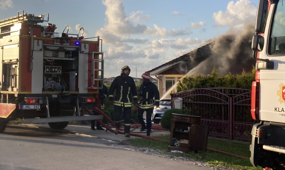 Slengiuose, Klaipėdos rajone, sekmadienio vakarą užsidegė gyvenamasis namas.