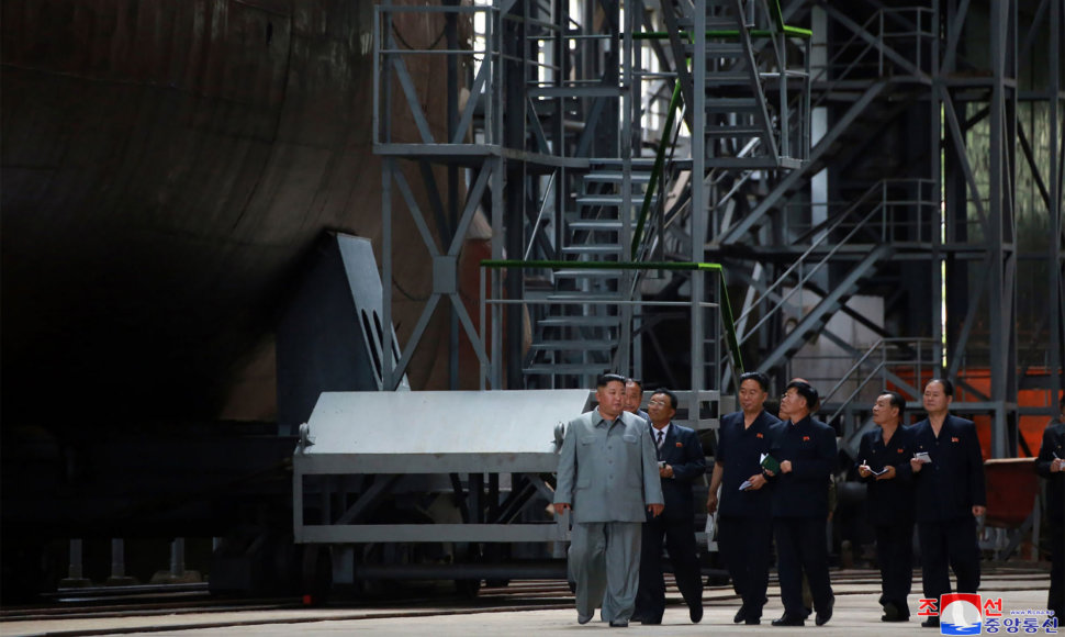 Kim Jong Unas povandeninių laivų statykloje