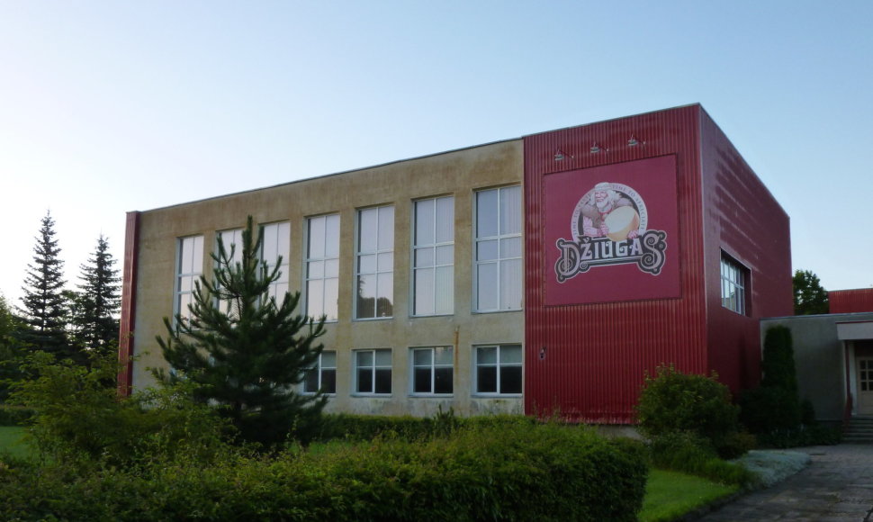 Mokyklos fasadą puošia sūrio reklama