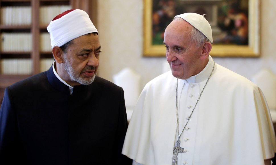 Popiežius susitiko su aukščiausiu pasaulio sunitų dvasiniu vadovu Vatikane
