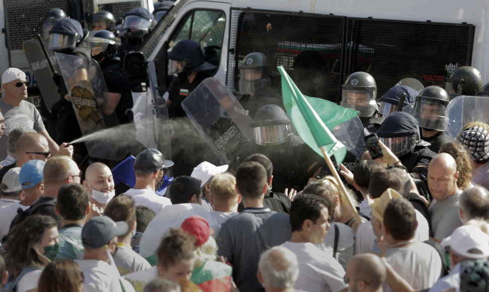 Bulgarijoje prieš vyriausybę protestuojantys aktyvistai susirėmė su policija