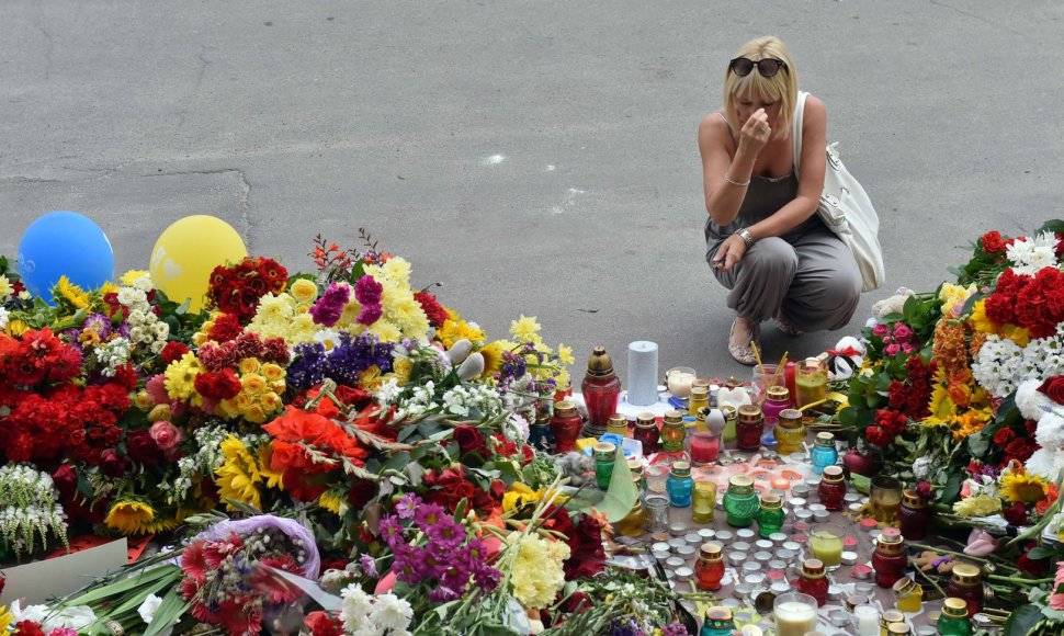 Gėlės nešamos prie Nyderlandų ambasados Kijeve